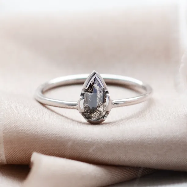 Unusual engagement ring with salt'n'pepper diamond GARDA Image