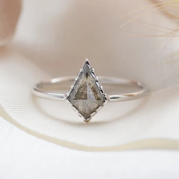 Minimalist kite salt'n'pepper diamond ring BILLIE Image