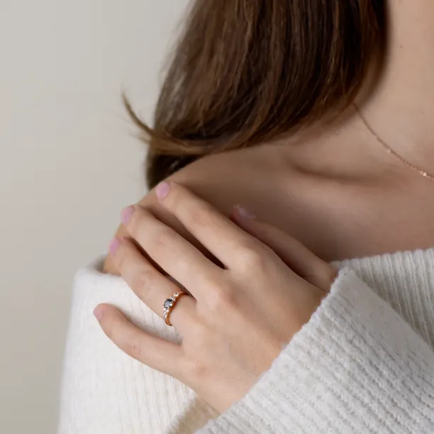 Elegantní zásnubní prsten s přírodním safírem a diamanty MAIDEN Image