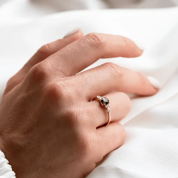 Elegantní zásnubní prsten s přírodním safírem a diamanty MAIDEN Image