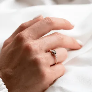 Elegantní zásnubní prsten s přírodním safírem a diamanty MAIDEN Thumbnail