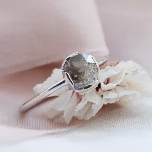 Minimalistický prsten se salt'n'pepper diamantem CUSCINOS Thumbnail