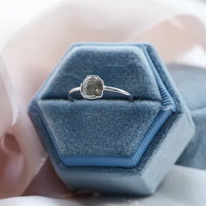 Minimalistický prsten se salt'n'pepper diamantem CUSCINOS Thumbnail