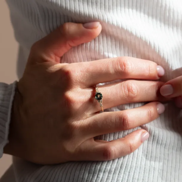 Elegantní zásnubní prsten s přírodním safírem a diamanty MAIDEN Image