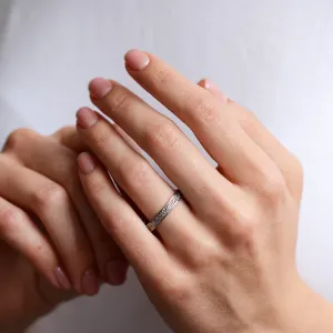 Neobvyklé snubní prsteny s reliéfem PERFORA Thumbnail