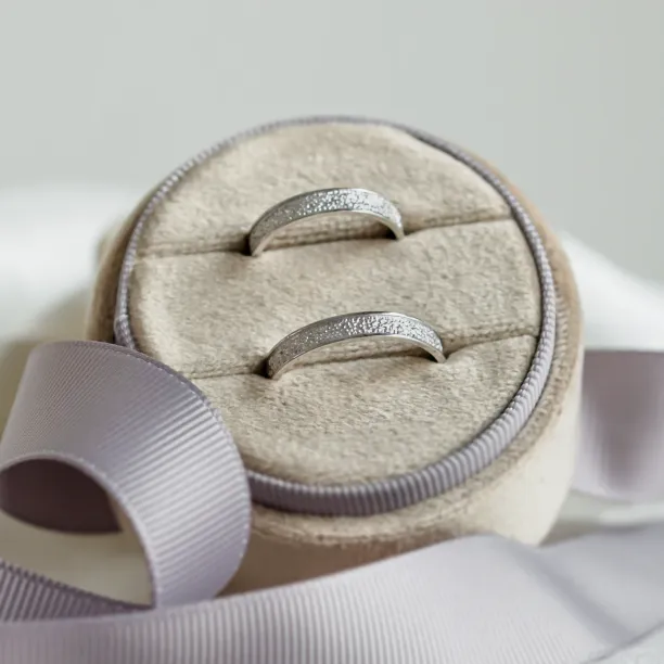 Neobvyklé snubní prsteny s reliéfem PERFORA Image