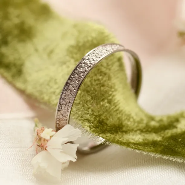 Neobvyklé snubní prsteny s reliéfem PERFORA Image