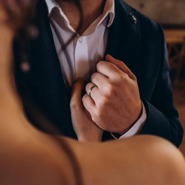 Elegantní snubní prsteny s tepaným povrchem a linií LADO Image