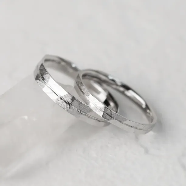 Elegantní snubní prsteny s tepaným povrchem a linií LADO Image