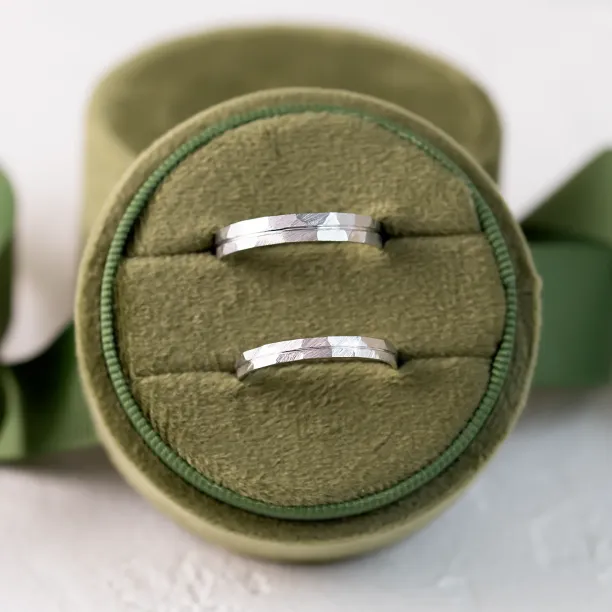 Elegantní snubní prsteny s tepaným povrchem a linií LADO Image