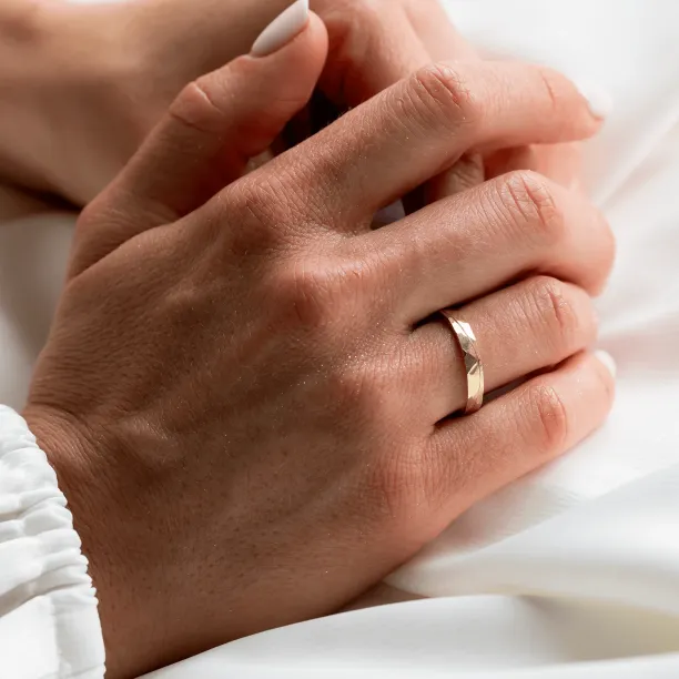 Zlaté snubní prsteny s tepaným povrchem a linkou LIDO Image