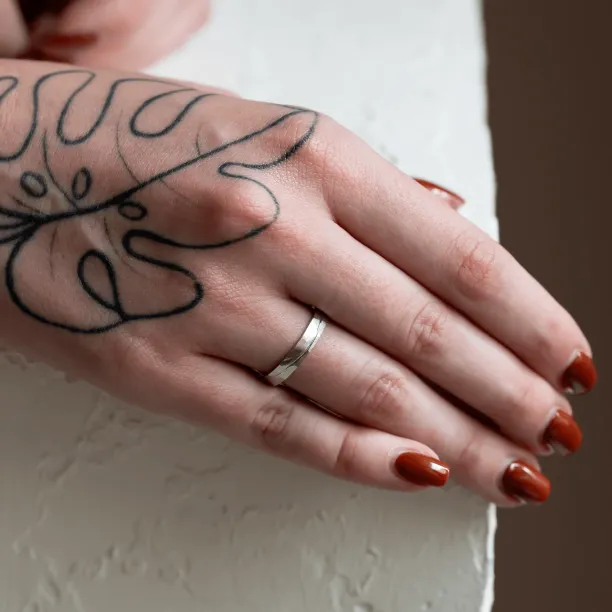 Zlaté snubní prsteny s tepaným povrchem a linkou LIDO Image