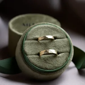 Zlaté snubní prsteny s tepaným povrchem a linkou LIDO Thumbnail