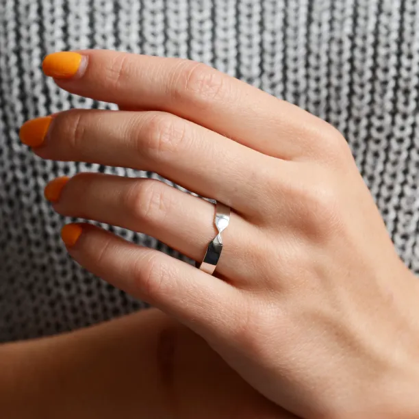 Gold wedding rings with tapered center TAPPI Image