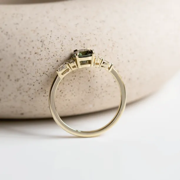 Elegantní zásnubní prsten s přírodním safírem a diamanty MAIDEN Image