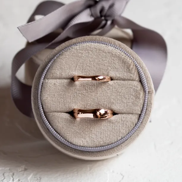 Irregular wedding bands in solid gold RUFFLE Image