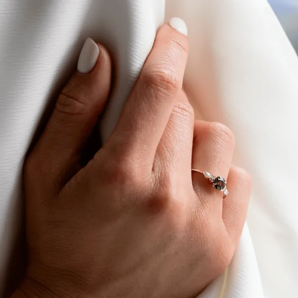 Elegantní zásnubní prsten s přírodním safírem a diamanty MAIDEN Image