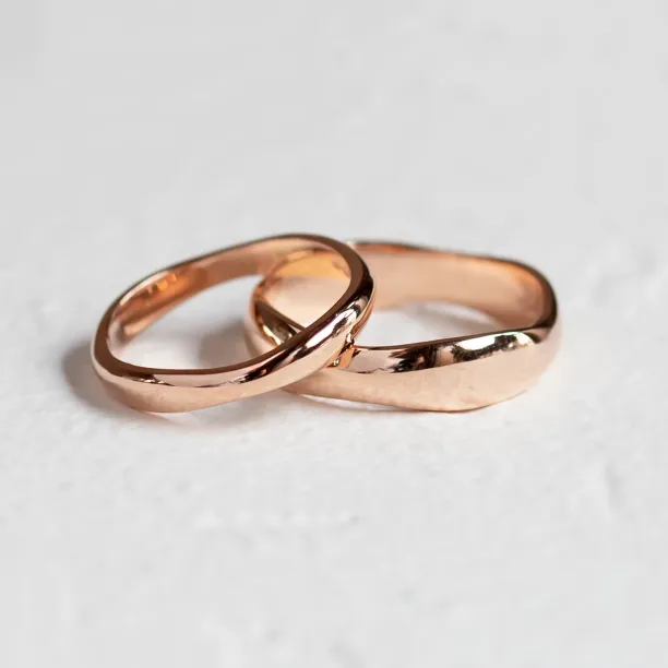 Irregular wedding bands in solid gold RUFFLE Image