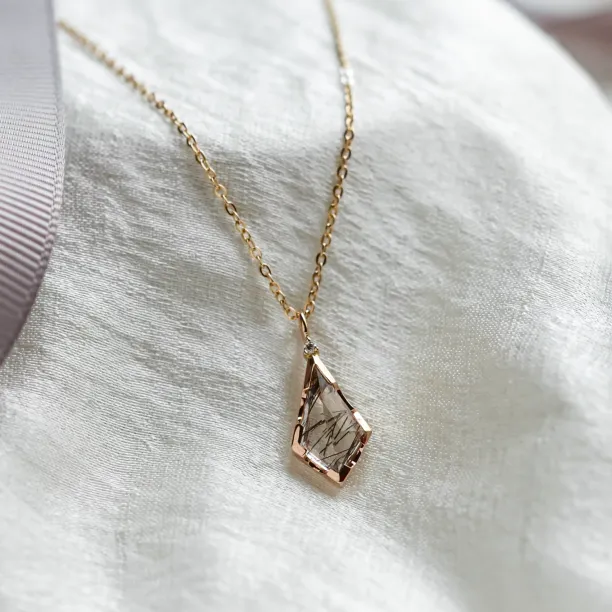 Přívěsek s rutil quartzem a diamantem MATTIAS Image