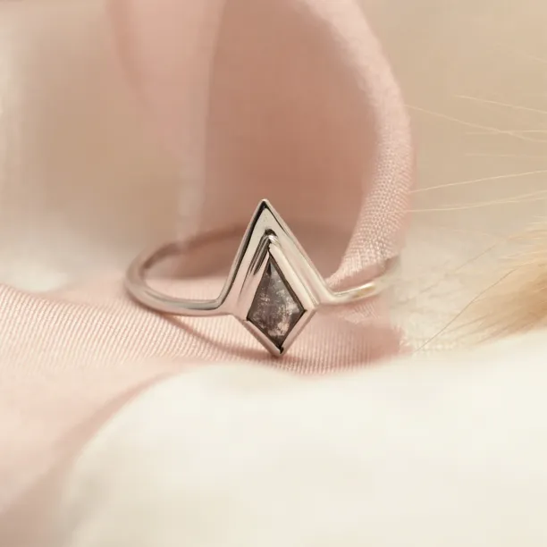 Non-traditional ring with kite salt'n'pepper diamond GIRALDA Image