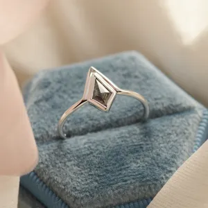 Non-traditional ring with kite salt'n'pepper diamond GIRALDA Thumbnail