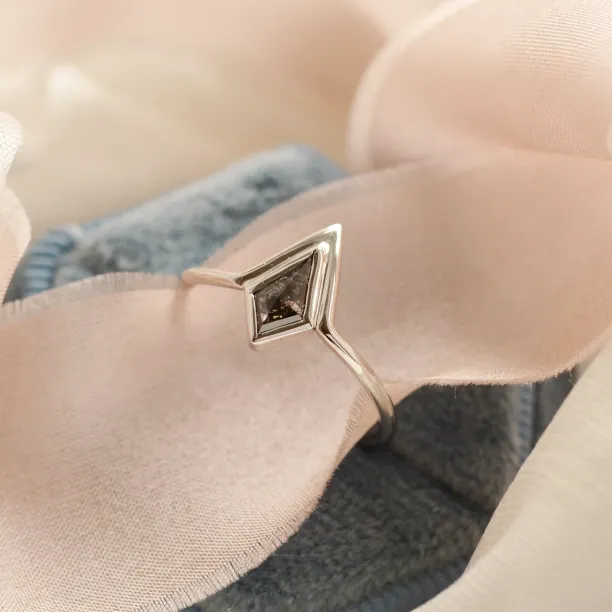 Non-traditional ring with kite salt'n'pepper diamond GIRALDA Image