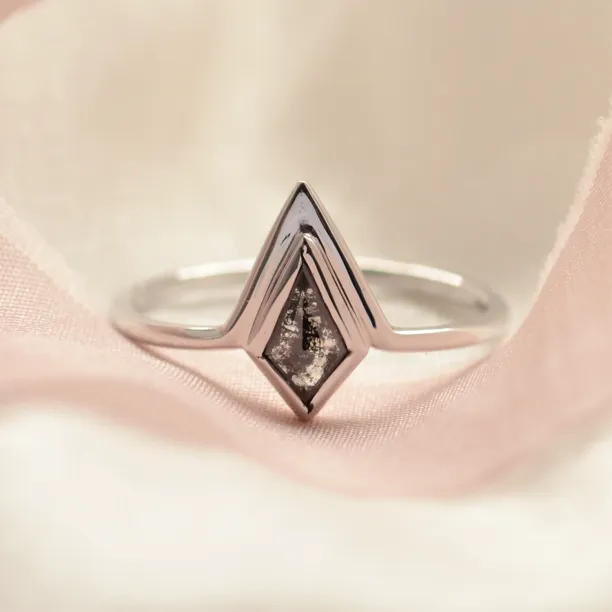 Non-traditional ring with kite salt'n'pepper diamond GIRALDA Image