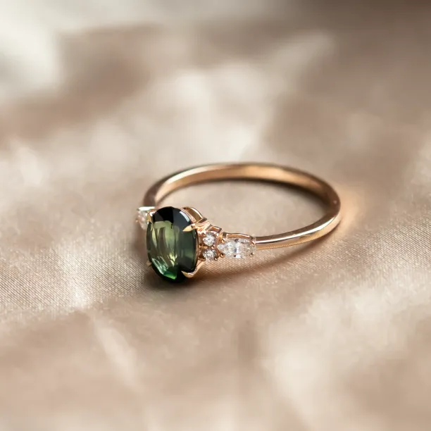 Zásnubní prsten s přírodním zeleným safírem a diamanty ETERNELLE Image