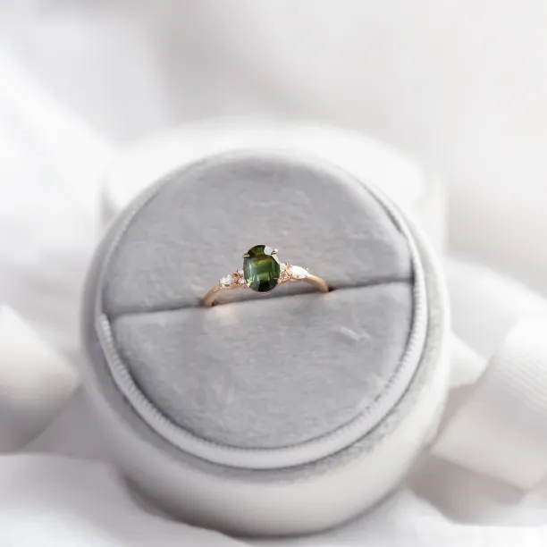 Zásnubní prsten s přírodním zeleným safírem a diamanty ETERNELLE Image