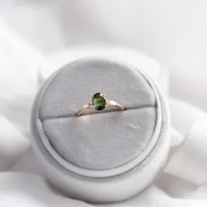 Zásnubní prsten s přírodním zeleným safírem a diamanty ETERNELLE Thumbnail