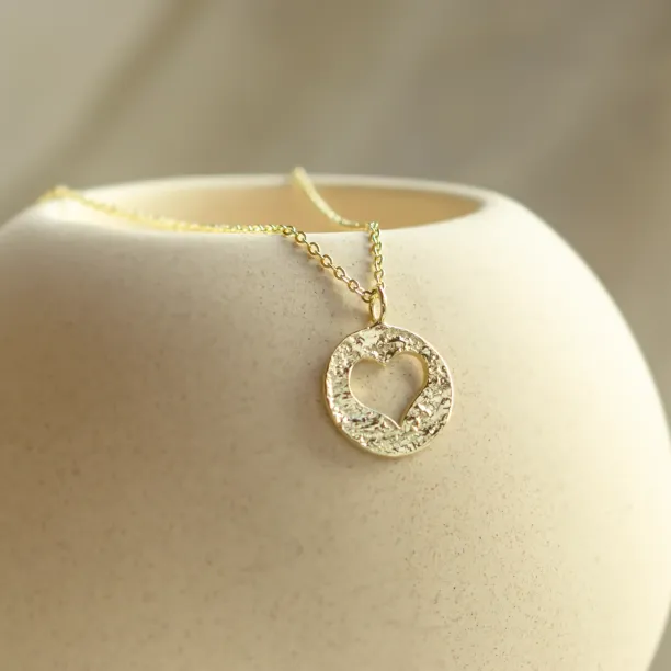 Zlatý přívěsek s tepaným povrchem a srdcem AMORE Image