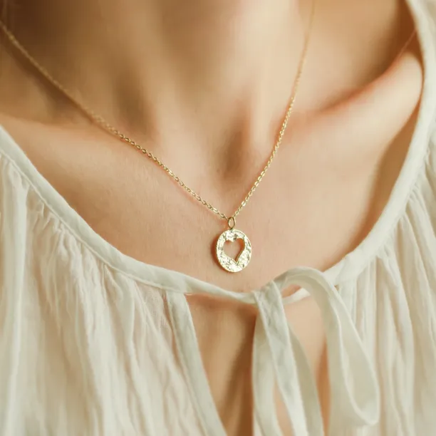 Zlatý přívěsek s tepaným povrchem a srdcem AMORE Image