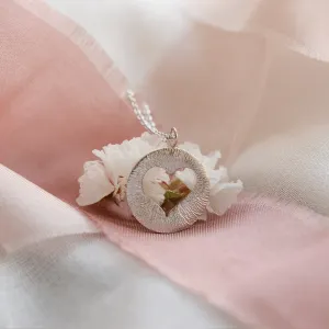 Zlatý přívěsek s tepaným povrchem a srdcem AMORE Thumbnail