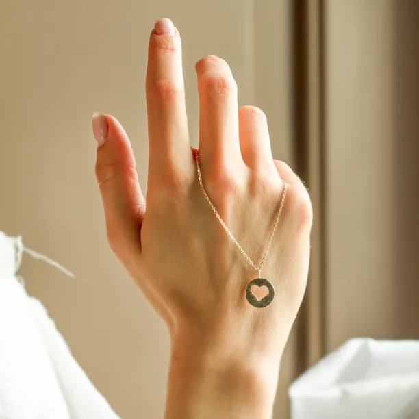 Zlatý přívěsek s tepaným povrchem a srdcem AMORE Image