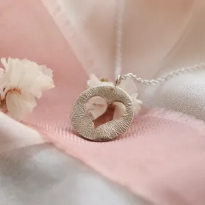 Zlatý přívěsek s tepaným povrchem a srdcem AMORE Thumbnail