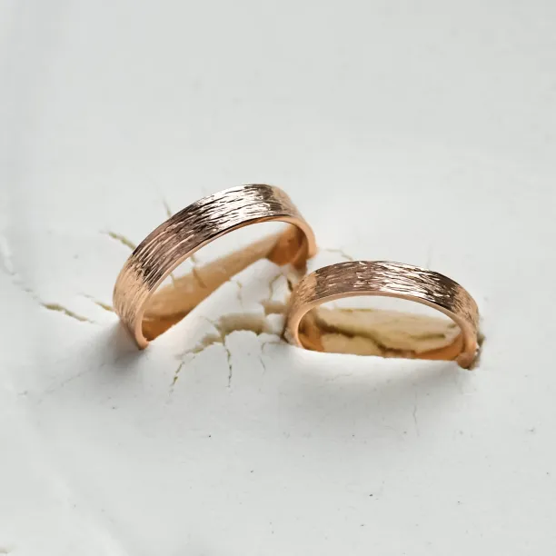 Zlaté snubní prsteny s povrchem stromové kůry BRANCH Image