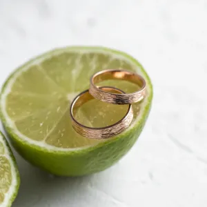 Zlaté snubní prsteny s povrchem stromové kůry BRANCH Thumbnail