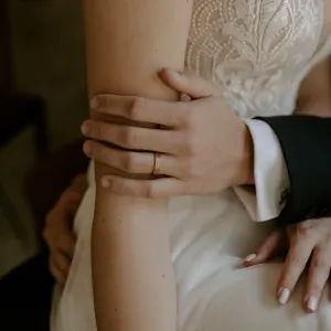 Zlaté snubní prsteny s povrchem stromové kůry BRANCH Thumbnail