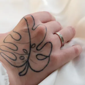 Netradiční snubní prsteny s povrchem stromové kůry a s diamantem DRUID