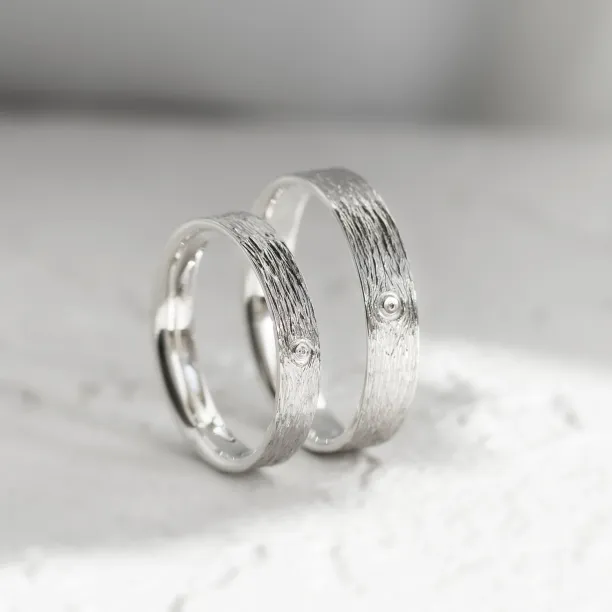 Netradiční snubní prsteny s povrchem stromové kůry a s diamantem DRUID Image