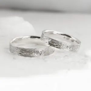 Netradiční snubní prsteny s povrchem stromové kůry a s diamantem DRUID