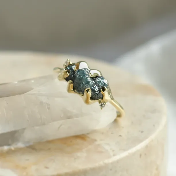 Prsten ze zlata se surovým modrým diamantem a klasickými diamanty POSEIDON Image