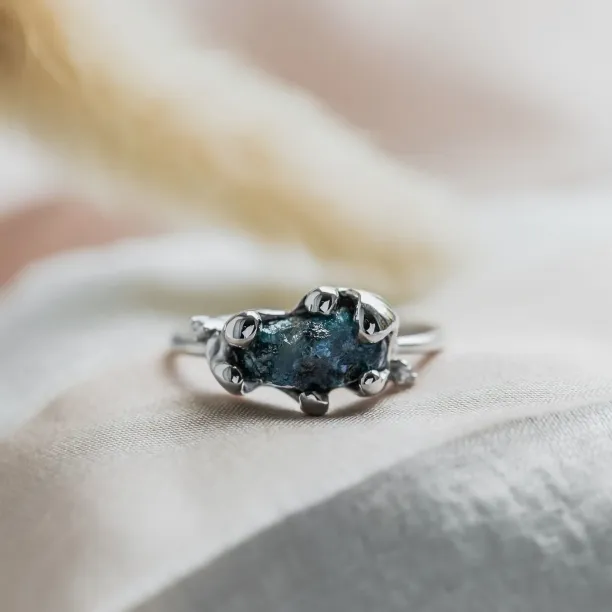 Prsten ze zlata se surovým modrým diamantem a klasickými diamanty POSEIDON Image