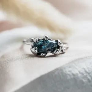 Prsten ze zlata se surovým modrým diamantem a klasickými diamanty POSEIDON