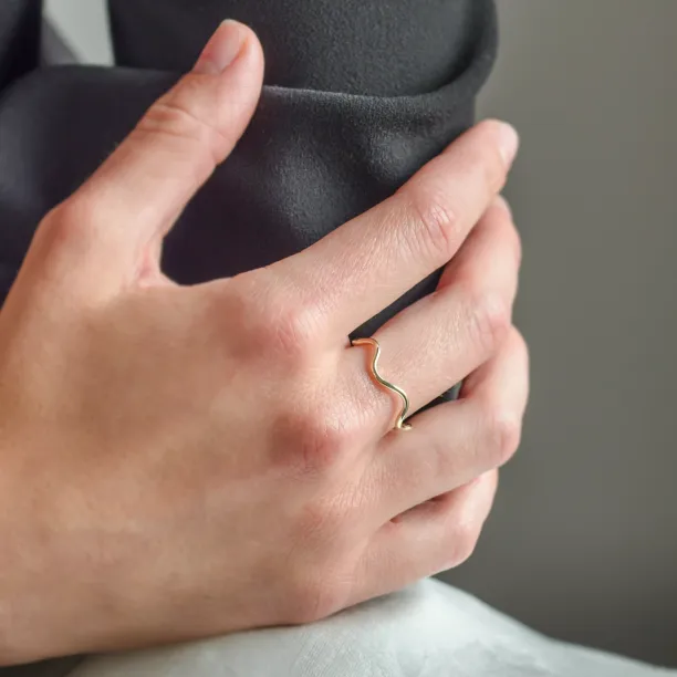 Dainty gold wavy ring GAIA Image