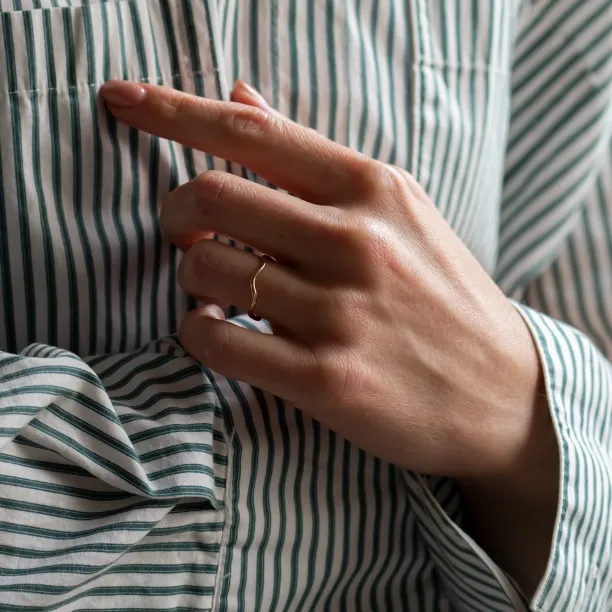 Dainty gold wavy ring GAIA Image