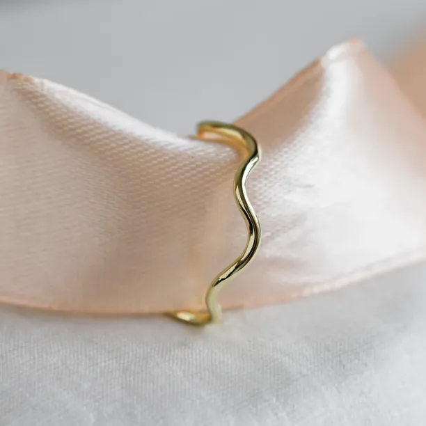 Dainty gold wavy ring GAIA Image