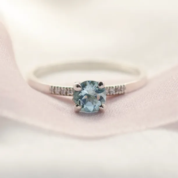 Modrý topaz ve zlatém prstenu s diamanty GINEVRA Image