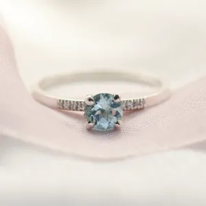 Modrý topaz ve zlatém prstenu s diamanty GINEVRA