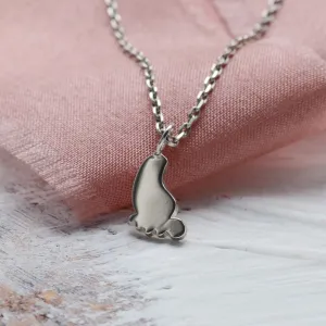 Zlatý přívěsek ve tvaru dětské nohy BABY